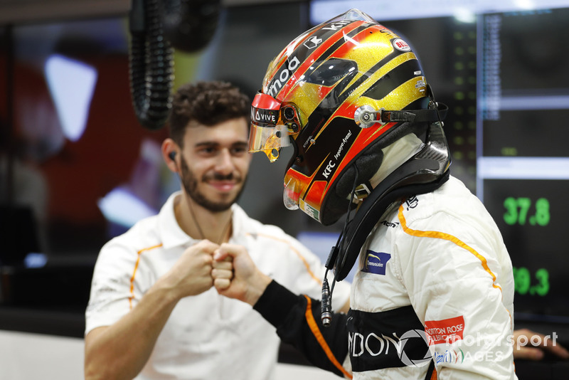 Stoffel Vandoorne, McLaren prepares with his mechanic