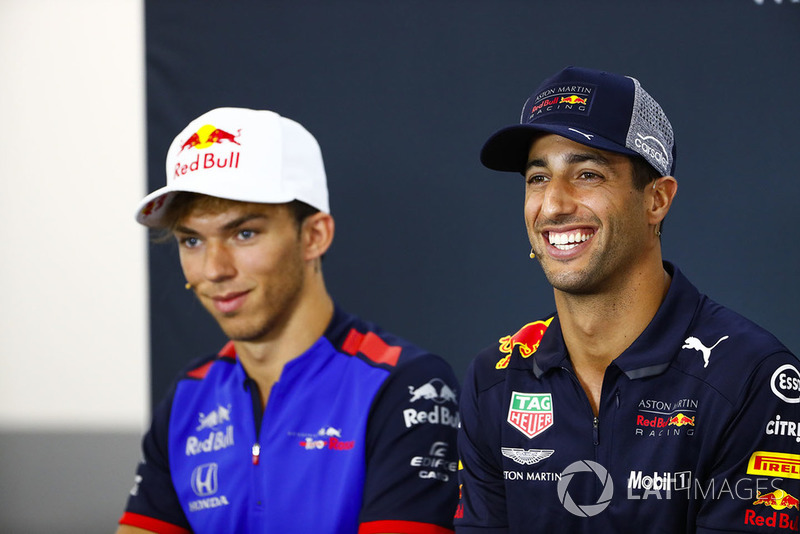 Pierre Gasly, Toro Rosso, et Daniel Ricciardo, Red Bull Racing, en conférence de presse