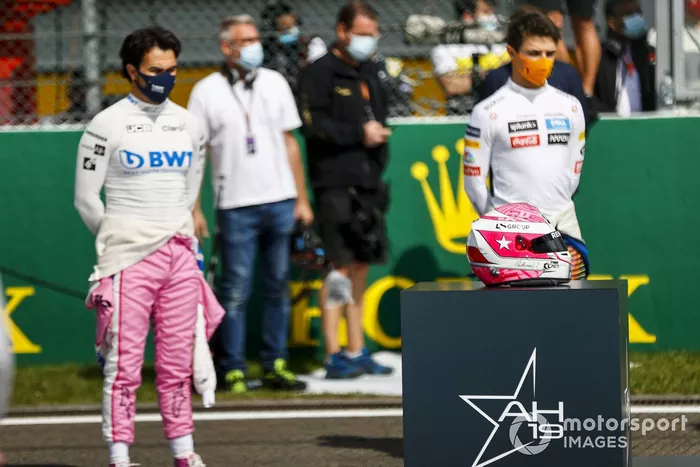 Sergio Pérez, Racing Point y Charles Leclerc, Ferrari con el casco de Anthoine Hubert en la parrilla 