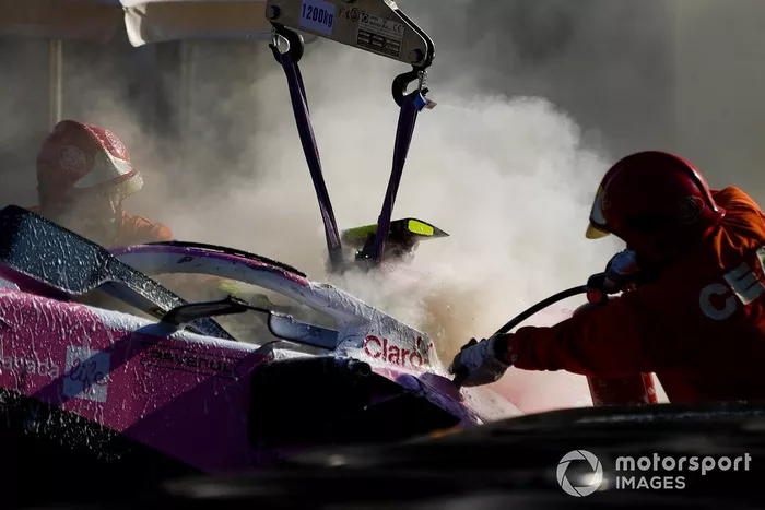 Oficiales de pista remueven el monoplaza de Lance Stroll, Racing Point RP20