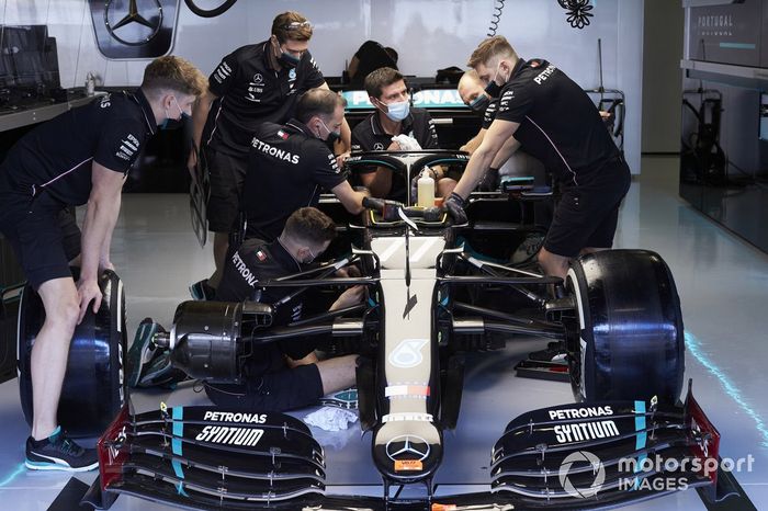 Mecánicos con el monoplaza de Valtteri Bottas, Mercedes F1 W11