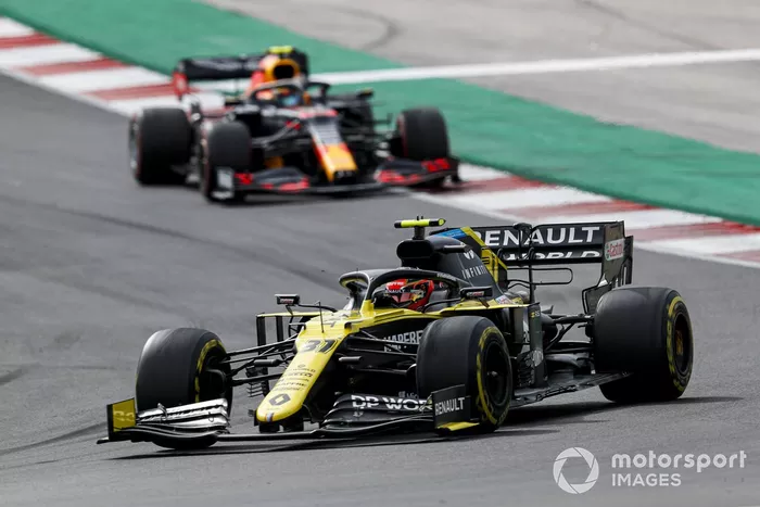 Esteban Ocon, Renault F1 Team R.S.20, Alex Albon, Red Bull Racing RB16
