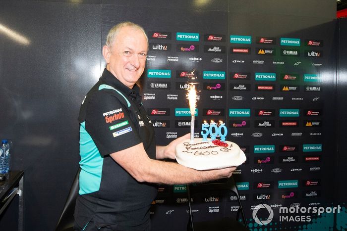 Franco Morbidelli, y el jefe del equipo Petronas Yamaha SRT, Ramón Forcada, celebran la carrera número 500