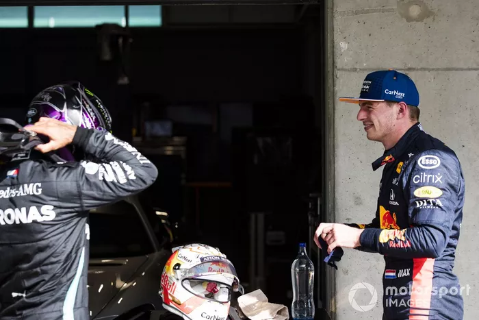 Ganador de la pole Lewis Hamilton, Mercedes-AMG F1, y  Max Verstappen, Red Bull Racing,