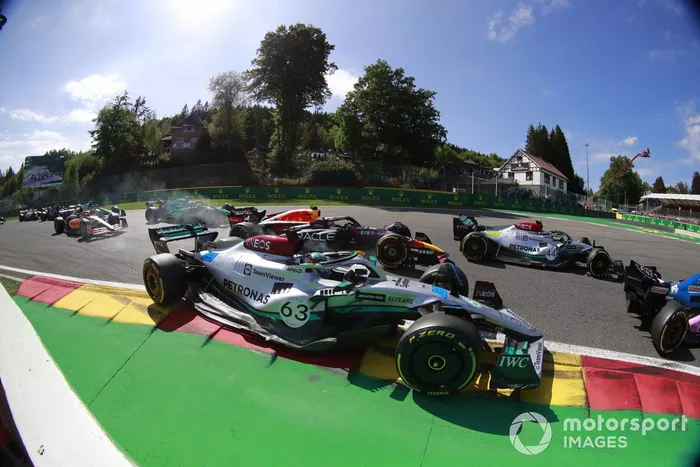 George Russell, Mercedes W13, Sergio Pérez, Red Bull Racing RB18, Sebastian Vettel, Aston Martin AMR22, Daniel Ricciardo, McLaren MCL36, el resto en la salida