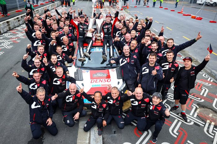 El campeón Kalle Rovanpera, Jonne Halttunen, Toyota Gazoo Racing WRT Toyota GR Yaris Rally1 con el equipo