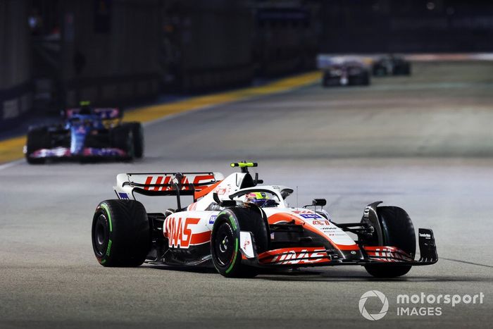 Mick Schumacher, Haas VF-22, Esteban Ocon, Alpine A522