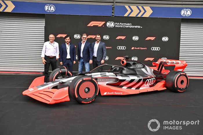Stefano Domenicali, CEO de la Fórmula 1, Mohammed bin Sulayem, Presidente de la FIA, y el concept de Audi Sport F1