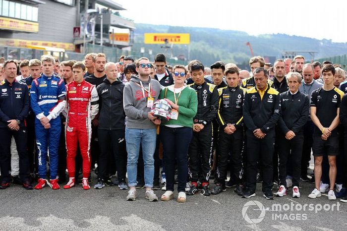 La Madre y el Hermano de Anthoine Hubert sostienen su casco en el memorial