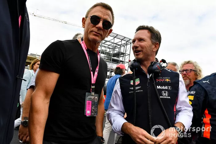 Christian Horner, director de Red Bull Racing y Daniel Craig, actor en la parrilla 
