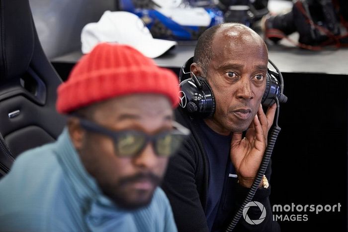 Will.i.am en el garaje de Mercedes con Anthony Hamilton