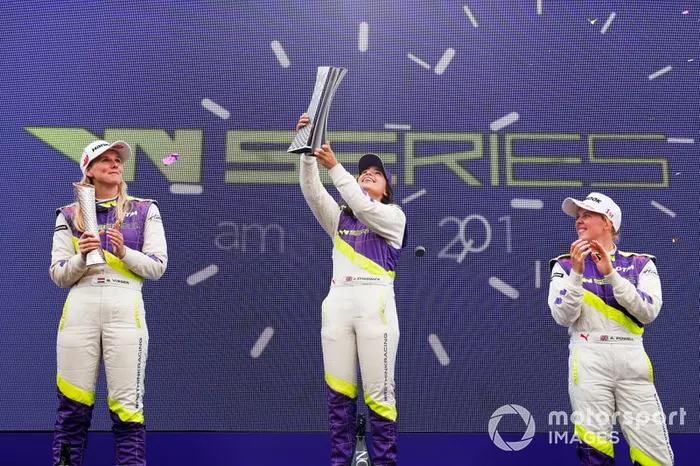 Beitske Visser, Jamie Chadwick y Alice Powell en el podio