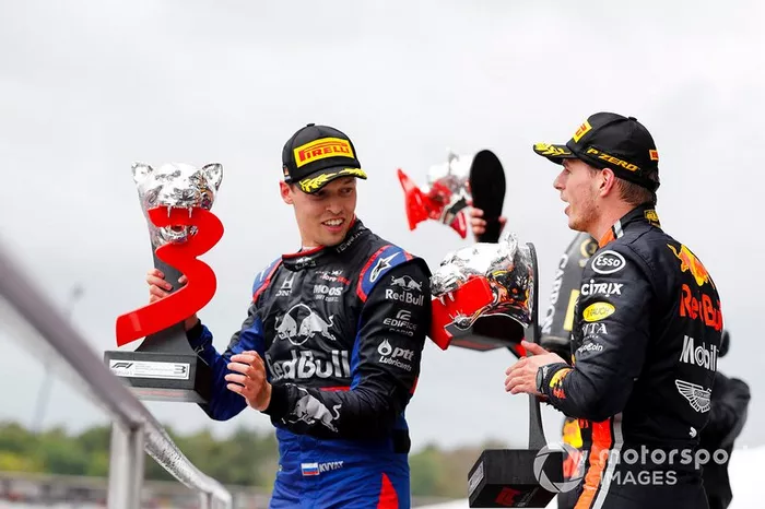 Kvyat comemora com Verstappen, que o 'rebaixou' para a Toro Rosso em 2016
