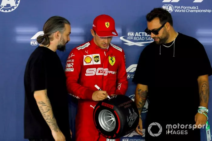 Pole sitter Charles Leclerc, Ferrari riceve il Pirelli Pole Position award dalla Swedish House Mafia, DJs   