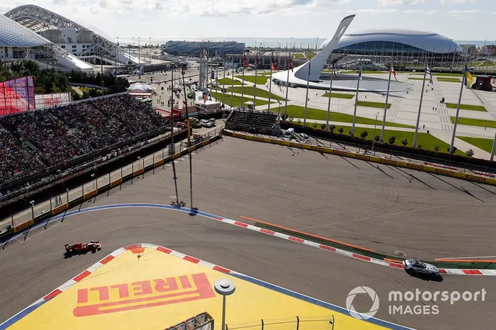 Safety-car davanti a Charles Leclerc, Ferrari SF90 e Sebastian Vettel, Ferrari SF90 