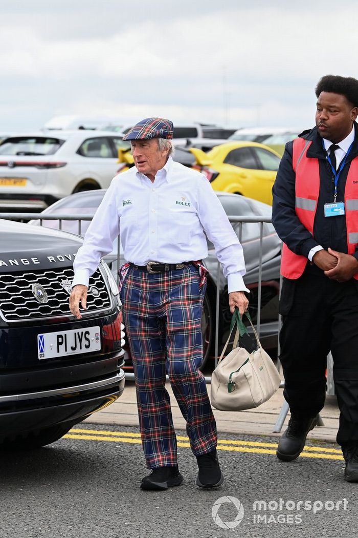 Sir Jackie Stewart llega a la pista