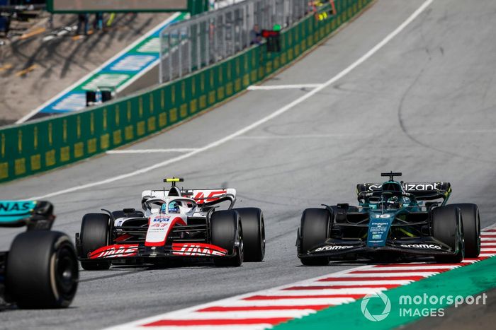 Mick Schumacher, Haas VF-22, lucha con Lance Stroll, Aston Martin AMR22