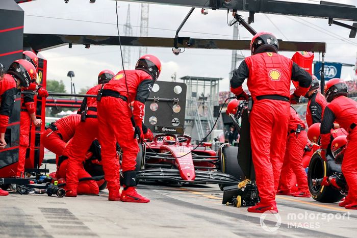 Charles Leclerc, Ferrari F1-75, pit stop