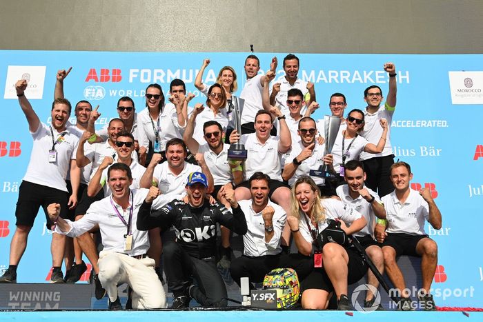 El ganador de la carrera, Edoardo Mortara, Venturi Racing, y Jerome d'Ambrosio, director del equipo ROKiT Venturi Racing, celebran con su equipo en el podio