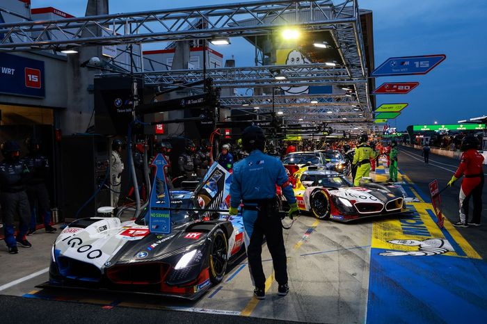 #15 BMW M Team WRT BMW M Hybrid V8: Dries Vanthoor, Raffaele Marciello, Kevin Magnussen, #20 BMW M Team WRT BMW M Hybrid V8: René Rast, Robin Frijns, Sheldon Van Der Linde