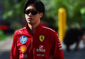 Zhou Guanyu, Ferrari llega al Paddock 
