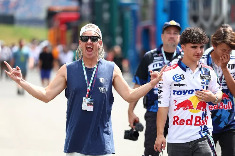  Mike Whiddett dans le paddock