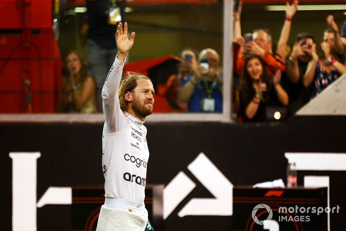 Sebastian Vettel, Aston Martin, saluda a los aficionados al final de su última carrera en la F1