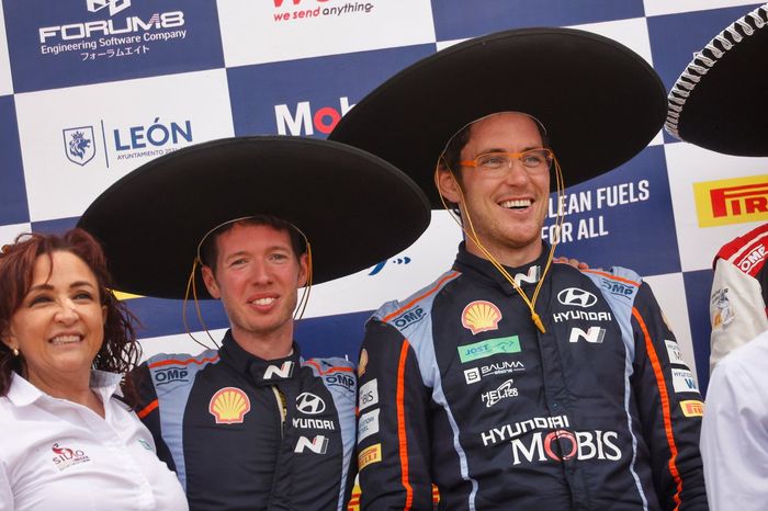 Podio: segundo puesto Thierry Neuville, Martijn Wydaeghe, Hyundai World Rally Team Hyundai i20 N Rally1