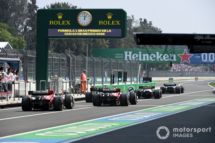 Sebastian Vettel, Aston Martin AMR22, Pietro Fittipaldi, Haas VF-22, Nyck de Vries, Mercedes W13, Zhou Guanyu, Alfa Romeo C42, Valtteri Bottas, Alfa Romeo C42, fuera de boxes