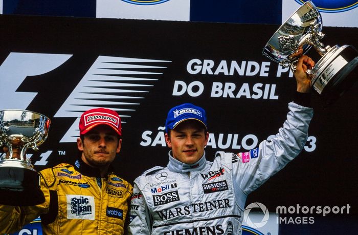 2003: el Gran Premio de Brasil tuvo muchos accidentes, incluso en el podio. Kimi Raikkonen parecía ser el ganador después de que Fernando Alonso se estrellara y causara una bandera roja, con Giancarlo Fisichella en segunda posición, pero en la siguiente c