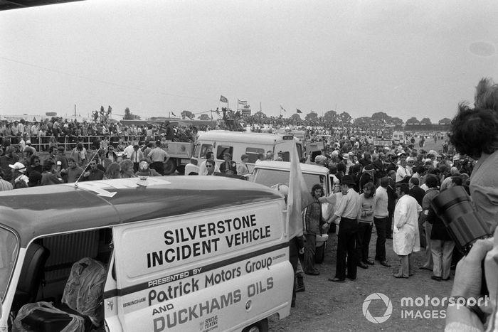 Las asistencias y el equipo médico llegan para lidiar con la colisión de la primera vuelta