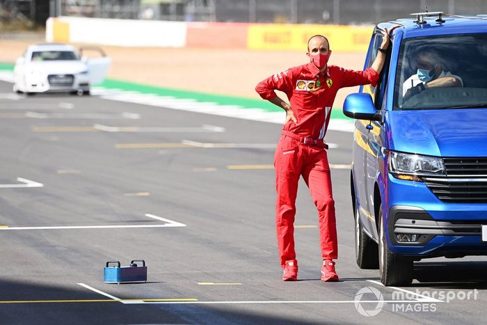 Un miembro del equipo Ferrari está en la parrilla