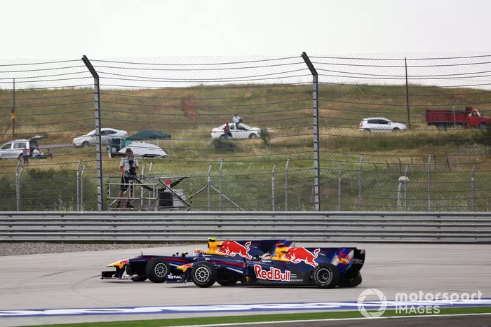 
Mark Webber, Red Bull Racing RB6 Renault and Sebastian Vettel, Red Bull Racing RB6 Renault crash and spin