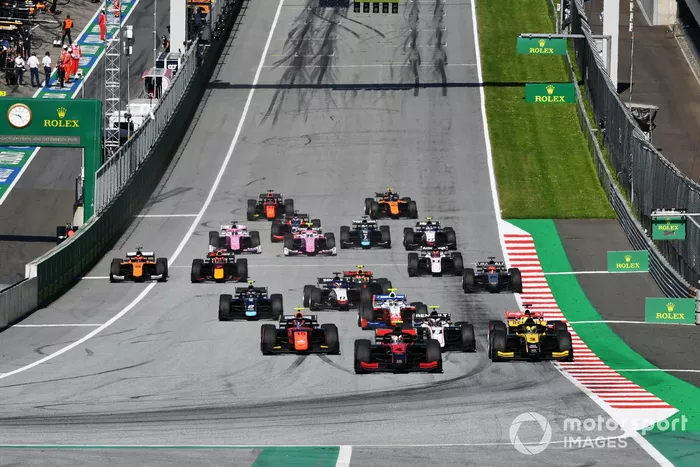 Arrancada Callum Ilott, UNI-Virtuosi, leads Guanyu Zhou, UNI-Virtuosi, Felipe Drugovich, MP Motorsport, Christian Lundgaard, ART Grand Prix, Mick Schumacher, Prema Racing