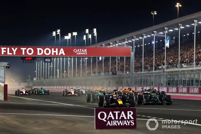 Max Verstappen, Red Bull Racing RB19, Lewis Hamilton, Mercedes F1 W14, Oscar Piastri, McLaren MCL60, Fernando Alonso, Aston Martin AMR23, el resto de la parrilla en la salida.