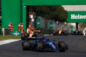 Alex Albon, Williams FW45, Oscar Piastri, McLaren MCL60