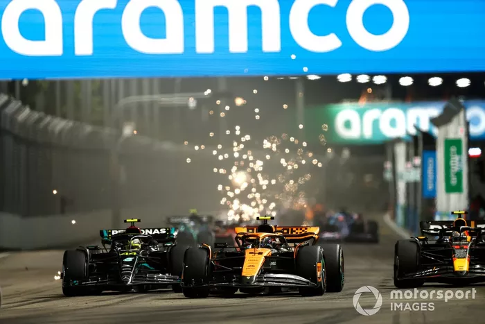 Lando Norris, McLaren MCL60, lucha con Lewis Hamilton, Mercedes F1 W14, por delante de Sergio Pérez, Red Bull Racing RB19.