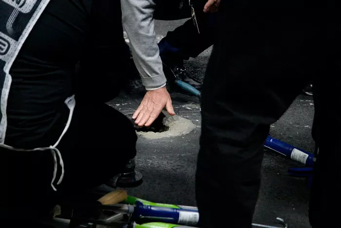 Se trabaja y debate para arreglar las tapas de alcantarilla sueltas en la vía