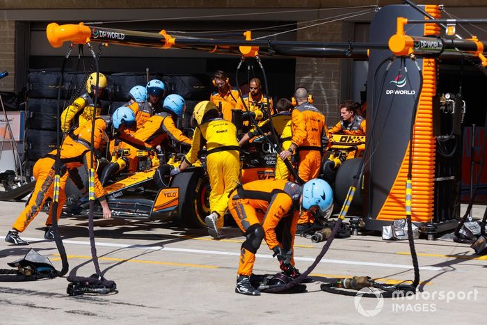 Oscar Piastri, McLaren MCL60 en boxes para retirar el coche