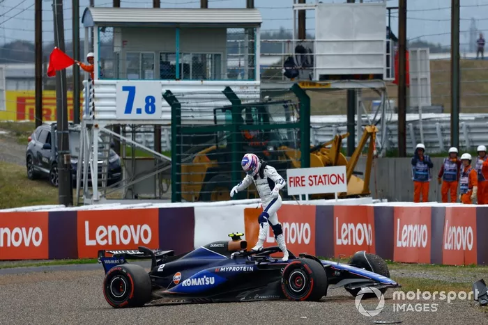 Logan Sargeant, Williams FW46, sort de sa voiture endommagée après un accident en FP1.
