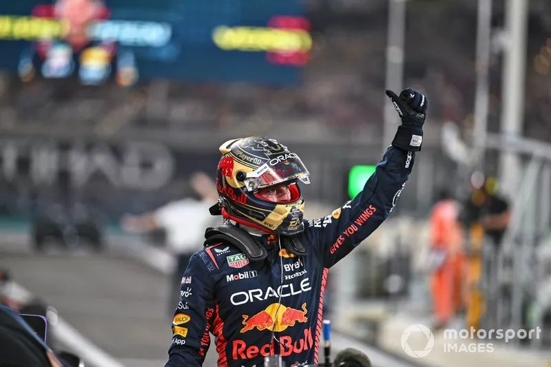 Il poleman Max Verstappen, Red Bull Racing, festeggia in parco chiuso 