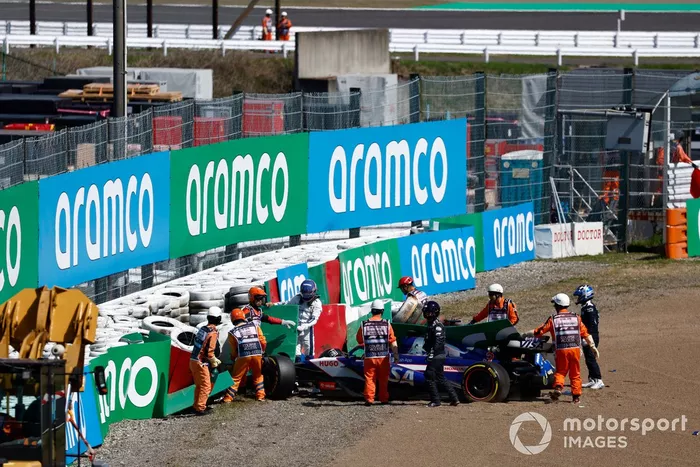 Los comisarios asisten tras un accidente entre Daniel Ricciardo, RB F1 Team VCARB 01, Alex Albon, Williams FW46, en la salida.
