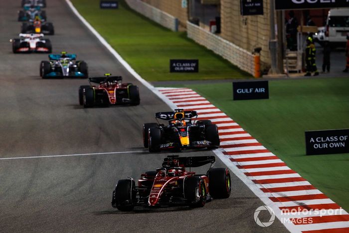Charles Leclerc, Ferrari F1-75, Max Verstappen, Red Bull Racing RB18, Carlos Sainz Jr.