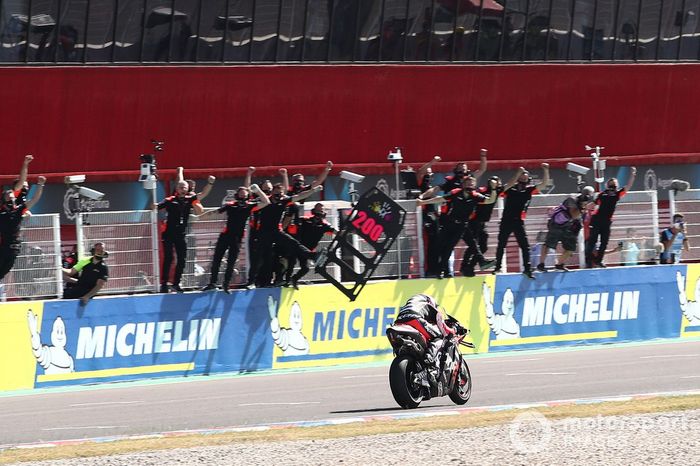 Ganador Aleix Espargaró, Aprilia Racing Team y el equipo celebra al cruzar la meta