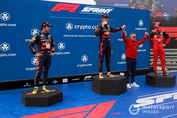 Sergio Pérez, Red Bull Racing, 3ª posición, Max Verstappen, Red Bull Racing, 1ª posición, Charles Leclerc, Ferrari, 2ª posición, en el podio de la Carrera Sprint con Jean Alesi