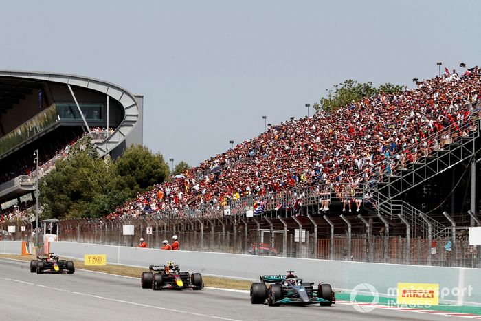 George Russell, Mercedes W13, Sergio Pérez, Red Bull Racing RB18, Max Verstappen, Red Bull Racing RB18 