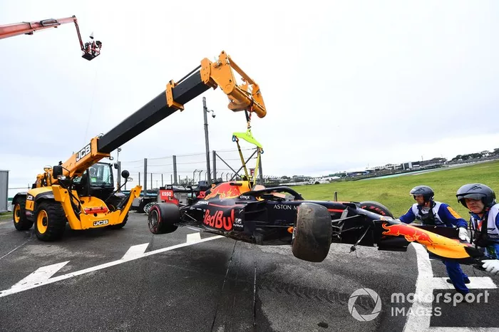 Los oficiales retiran el coche de Alexander Albon, Red Bull RB15, con una grúa 