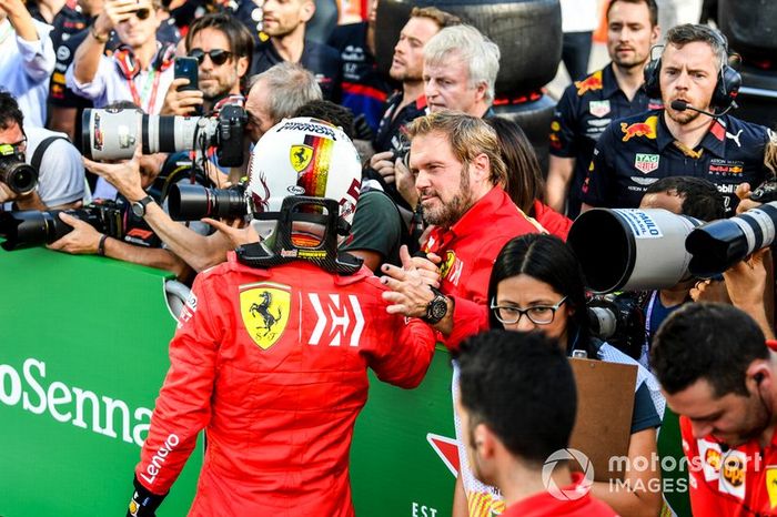Sebastian Vettel, Ferrari, felicita a su equipo después de clasificarse en primera fila