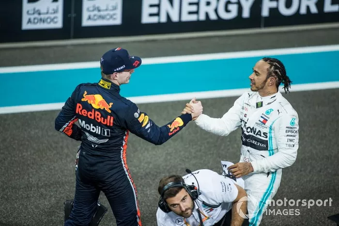 Max Verstappen, Red Bull Racing, secondo classificato, si congratula con Lewis Hamilton, Mercedes AMG F1, primo classificato, dopo la gara