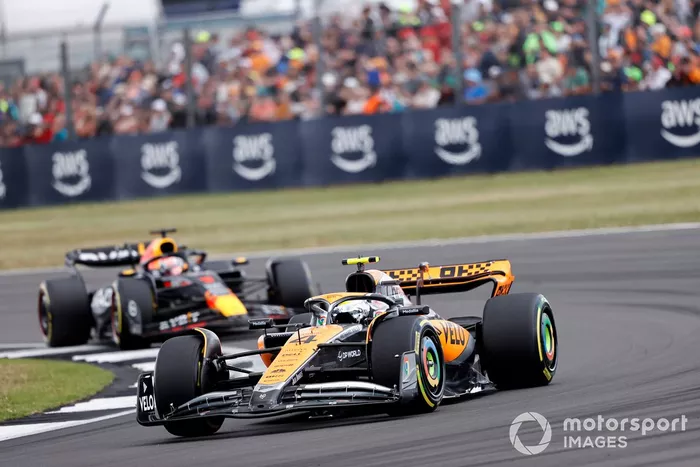 Lando Norris, McLaren MCL60, Max Verstappen, Red Bull Racing RB19